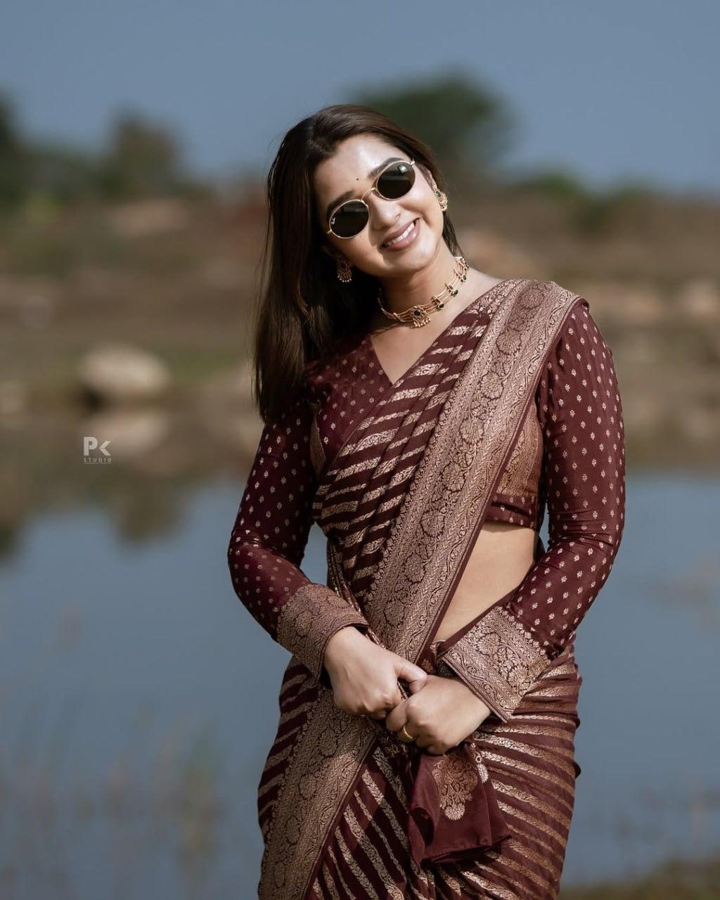 Entrancing Maroon Soft Silk Saree With Surpassing Blouse Piece