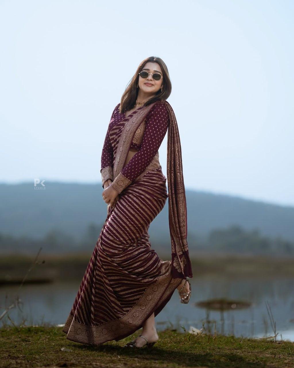 Entrancing Maroon Soft Silk Saree With Surpassing Blouse Piece